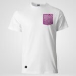 Modelo de camiseta blanca faaia fabricada en algodón orgánico con bolsillo de tela fallera fuxia y plata