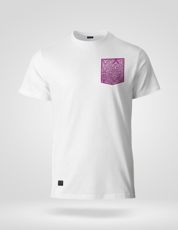 Modelo de camiseta blanca faaia fabricada en algodón orgánico con bolsillo de tela fallera fuxia y plata