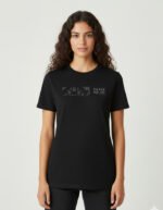Mujer modelo con la camiseta negra de faaia que presenta un elegante detalle de tela fallera negra tono sobre tono