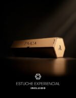 Escena de estuche exagonal de cartón con textura efecto madera de la firma de moda Faaia