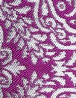 Textura de tela fallera con un diseño floral en colores fuxia intenso y blanco plateado