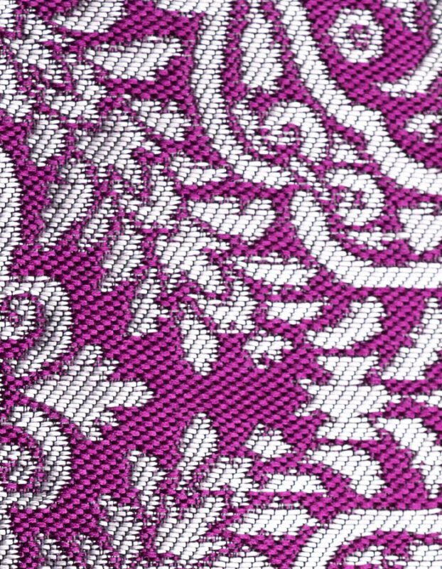 Textura de tela fallera con un diseño floral en colores fuxia intenso y blanco plateado