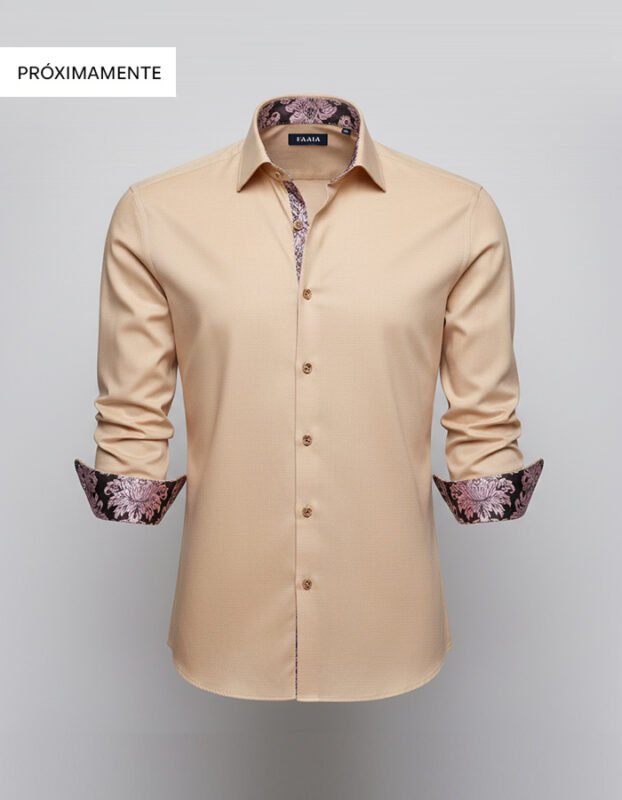 Camisa de hombre color arena de manga larga con detalles de tela fallera estampada con motivos florales en el interior del cuello y los puños