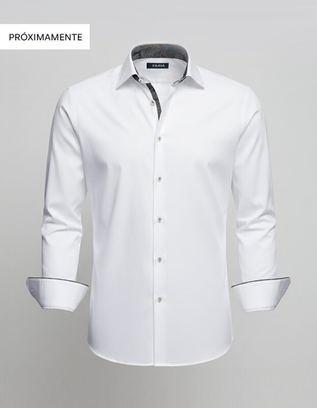 Camisa de vestir blanca para hombre con las mangas remangadas, mostrando el interior de los puños y el cuello con un diseño de tela fallera