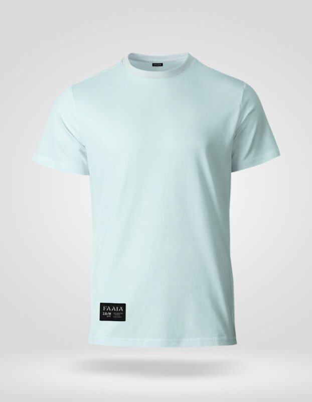 Vista frontal de la camiseta de algodón orgánico color azul turquesa de faaia, con la etiqueta corporativa negra en el bajo