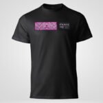 Camiseta negra de algodón orgánico marca faaia con bolsillo de tela fallera fucsia y blanca con motivos florales