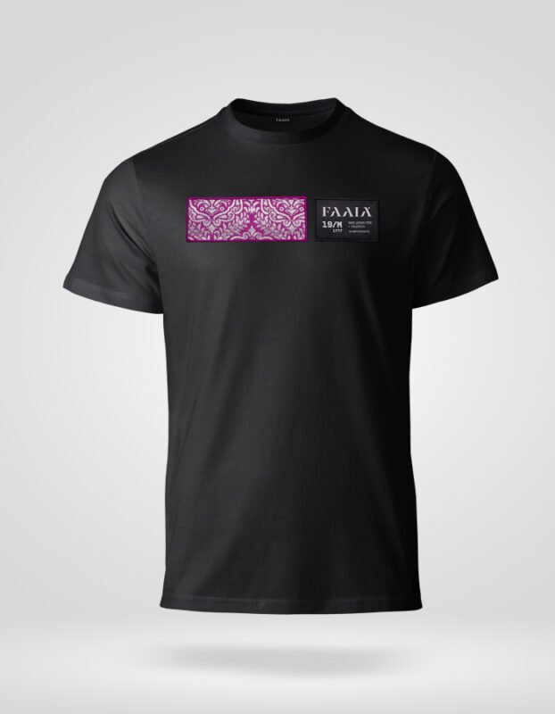 Camiseta negra de algodón orgánico marca faaia con bolsillo de tela fallera fucsia y blanca con motivos florales