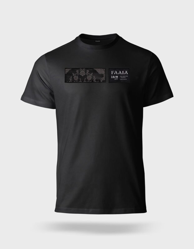 Camiseta negra faaia de algodón orgánico con bordado de tela fallera negra con un elegante patrón floral en relieve