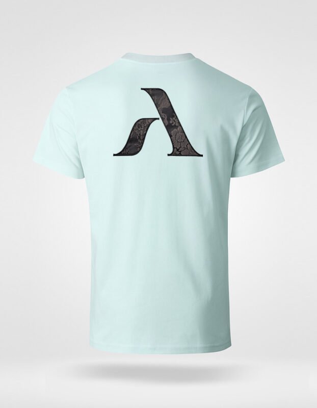 Vista trasera de la camiseta turquesa de algodón orgánico faaia con el isotipo en tela fallera auténtica bordado en la nuca