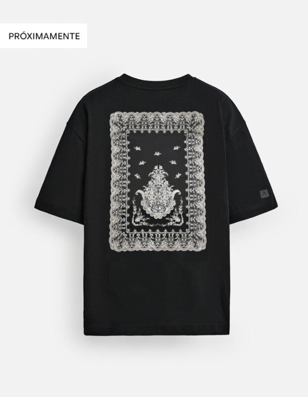 Vista frontal de una camiseta oversize negra para hombre con una manteleta fallera autentica