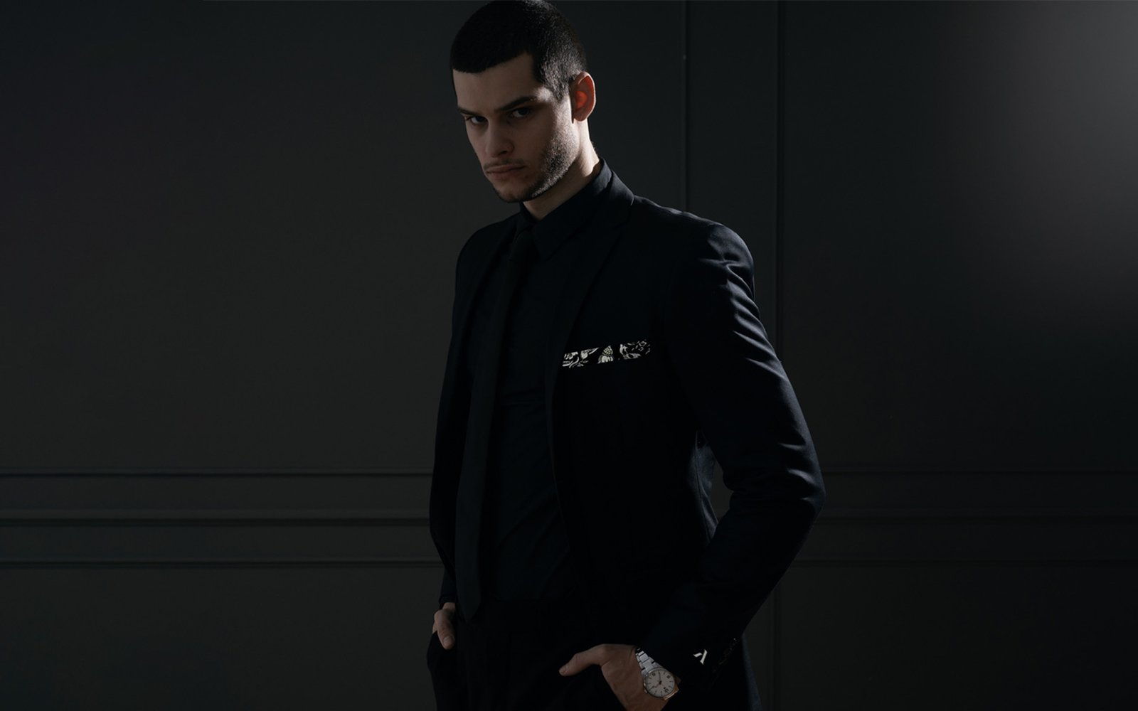 Modelo hombre joven con blazer negro Faaia con tela fallera autentica