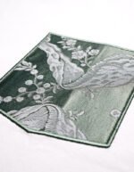 Primer plano del bolsillo de tela fallera verde y azul cosido en una camiseta blanca de algodón orgánico