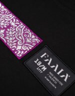 Detalle con franja de tela fallera fucsia y la etiqueta corporativa de faaia con el claim ‘MADE UNDER FIRE'