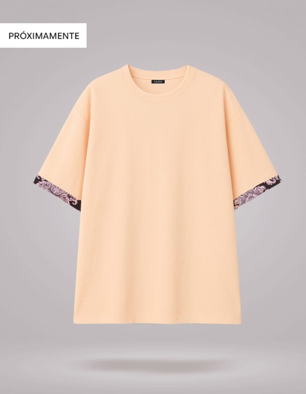 Camiseta oversize color salmón de mujer FAAIA con detalles en auténtica tela fallera valenciana en las mangas