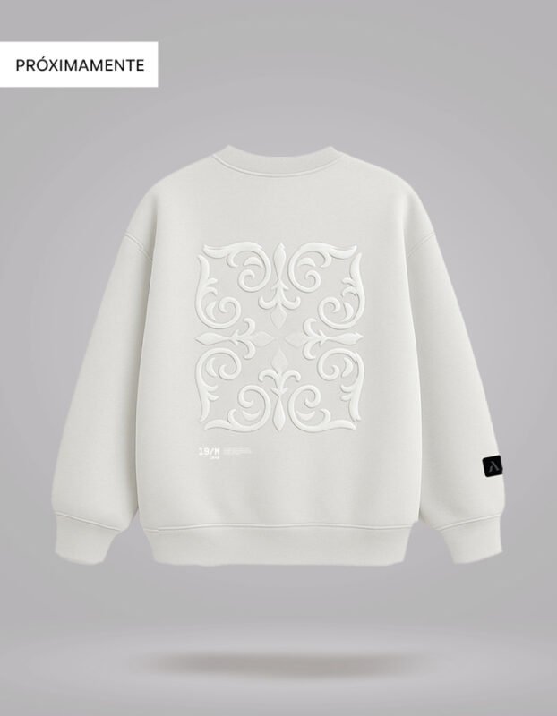 Sudadera oversize blanca de mujer FAAIA con bordado exclusivo inspirado en los motivos de la tela fallera valenciana