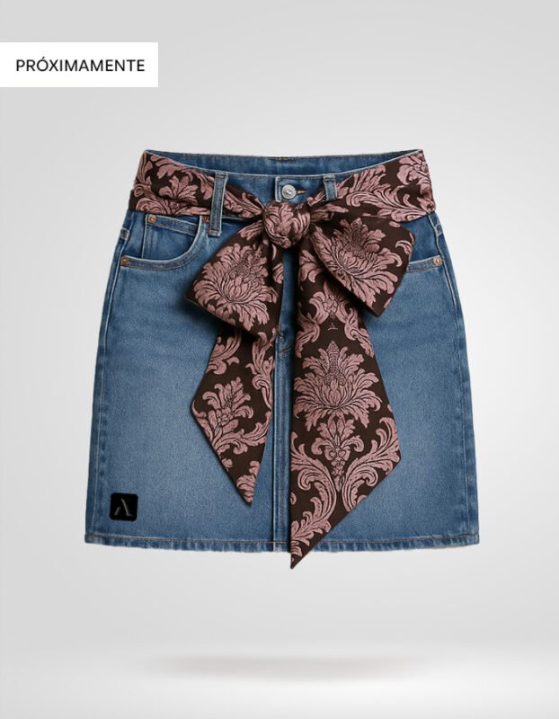 Falda vaquera para mujer de corte recto, con un gran lazo a modo de cinturón hecho con un pañuelo de seda estampado con motivos ornamentales