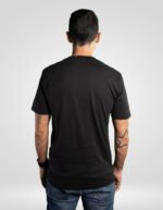 Vista de espalda de un modelo con la camiseta negra de algodón de la marca faaia