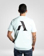 Vista de espalda de un modelo con la camiseta color turquesa de faaia, destacando el logo lambda en negro