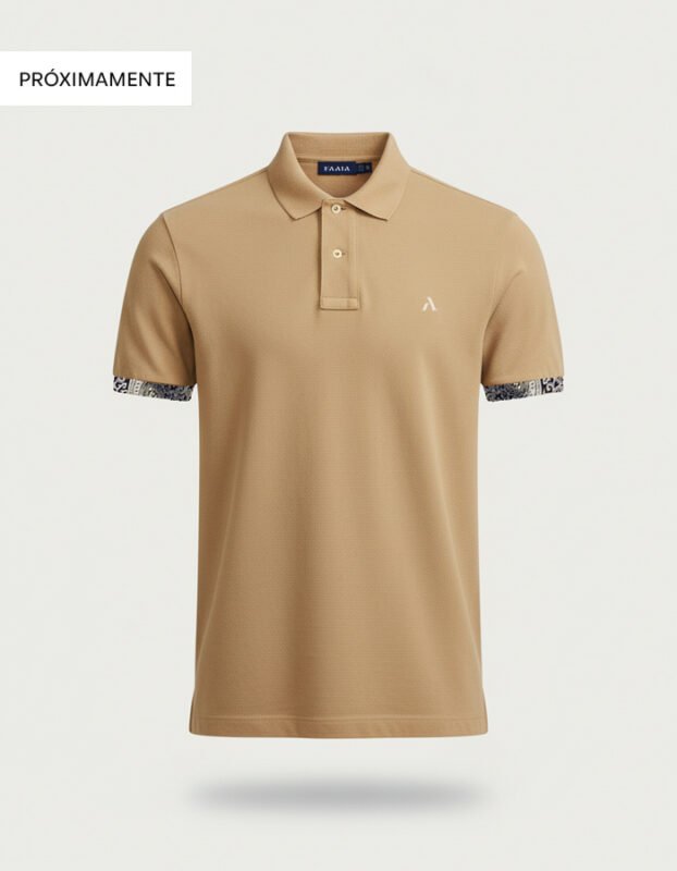 Polo de piqué color camel para hombre con un ribete de tela fallera en el borde de las mangas y el isotipo de la marca FAAIA bordado.