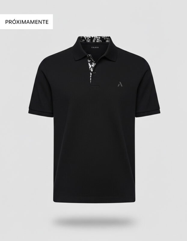Polo de piqué negro para hombre con el interior del cuello y la tapeta de los botones confeccionados con un elegante diseño de tela fallera
