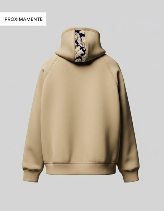 Vista trasera de una sudadera con capucha color beige, con una banda de auténtica tela fallera decorando la parte superior de la capucha.