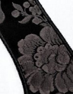 Detalle del acabado del bordado de tela fallera autentica negra en camiseta faaia