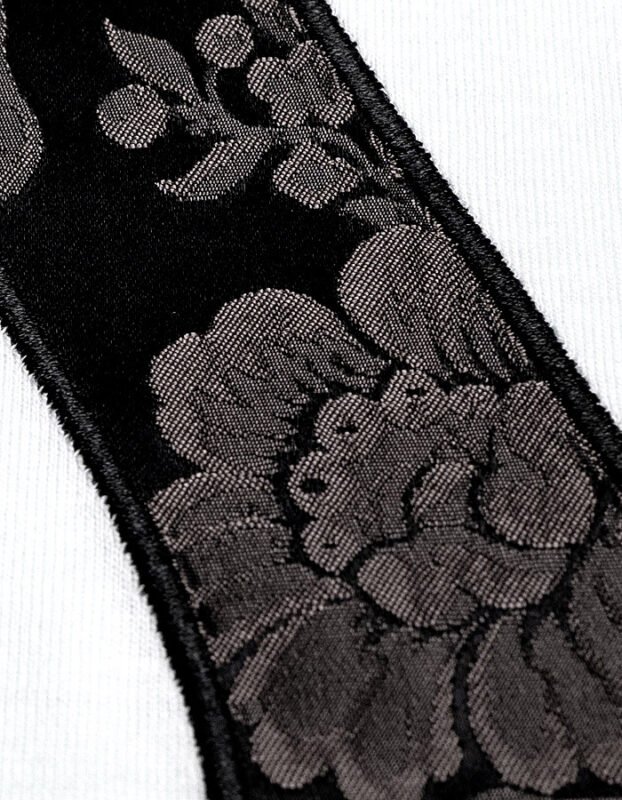 Detalle del acabado del bordado de tela fallera autentica negra en camiseta faaia
