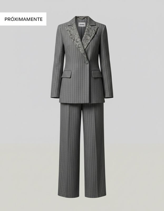 Conjunto de traje de chaqueta y pantalón de raya diplomática para mujer, con las solapas de la blazer bordadas con un intrincado diseño de tela fallera