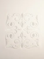 Detalle del bordado artesanal del motivo Faaia en la sudadera blanco roto.