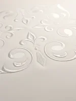 Detalle del bordado tono sobre tono en la sudadera Faaia blanco coco.