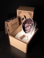 Estuche experiencial con plegador de madera para guardar las sudaderas de la marca Faaia