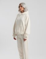 Modelo femenina luciendo sudadera blanco roto Faaia con capucha en damasco rojo.