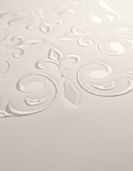 Detalle del bordado tono sobre tono del icono Faaia en la espalda de la sudadera.