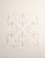 Detalle del bordado artesanal del motivo Faaia en la sudadera blanco roto.