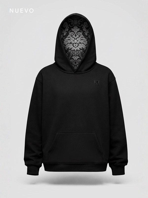 Sudadera negra con la capucha forrada con tela damasco negra al tono marca Faaia moda Valenciana.