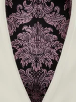 Detalle ampliado del damasco marrón y rosa dentro de la capucha de la sudadera Faaia.