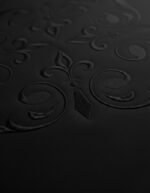 Detalle bordado ornamentación elegante y minimalista negro tono sobre tono de la marca Faaia.