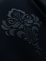 Dibujo de damasco valenciano bordado sofisticado y exclusivo sobre una sudadera azul marino marca Faaia.