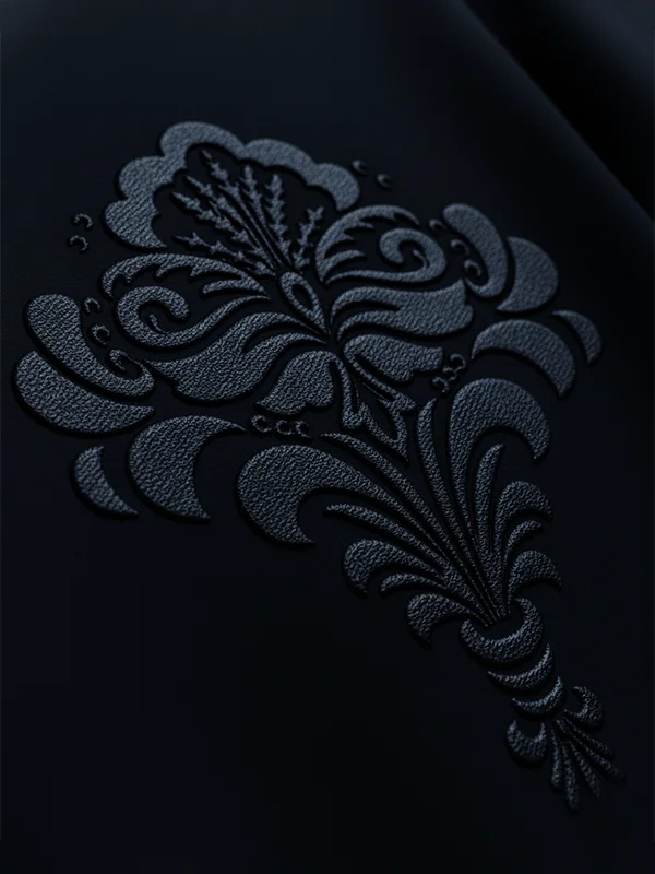 Dibujo de damasco valenciano bordado sofisticado y exclusivo sobre una sudadera azul marino marca Faaia.