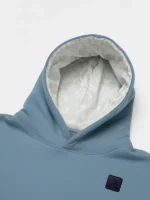 Interior de capucha de sudadera en color citadel con damasco blanco tono sobre tono de la marca Faaia.