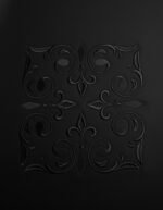 Zoom de detalle ornamental tejido en la parte trasera de sudadera negra Faaia.