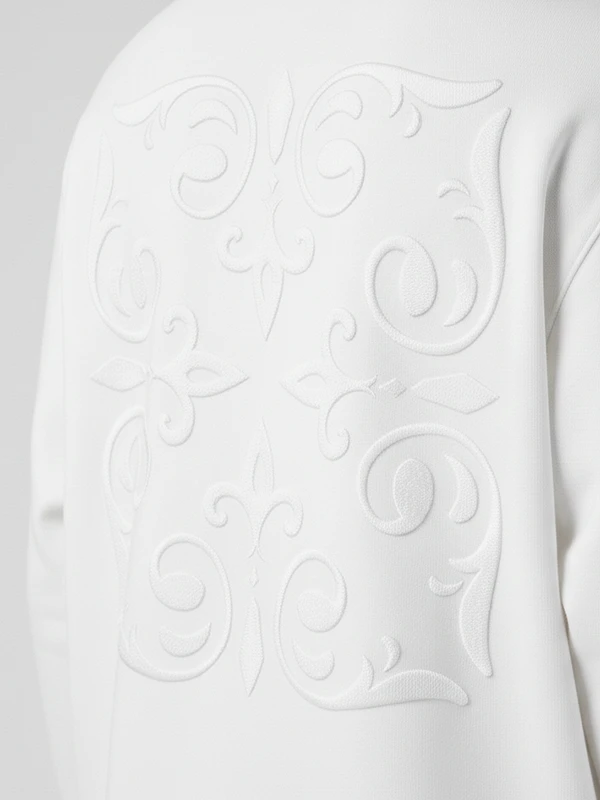 Ornamento valenciano bordado tono sobre tono en sudadera blanca Faaia.