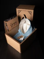 Estuche experiencial de cartón con textura efecto madera marca Faaia para sudadera citadel con capucha damasco blanco sobre blanco.