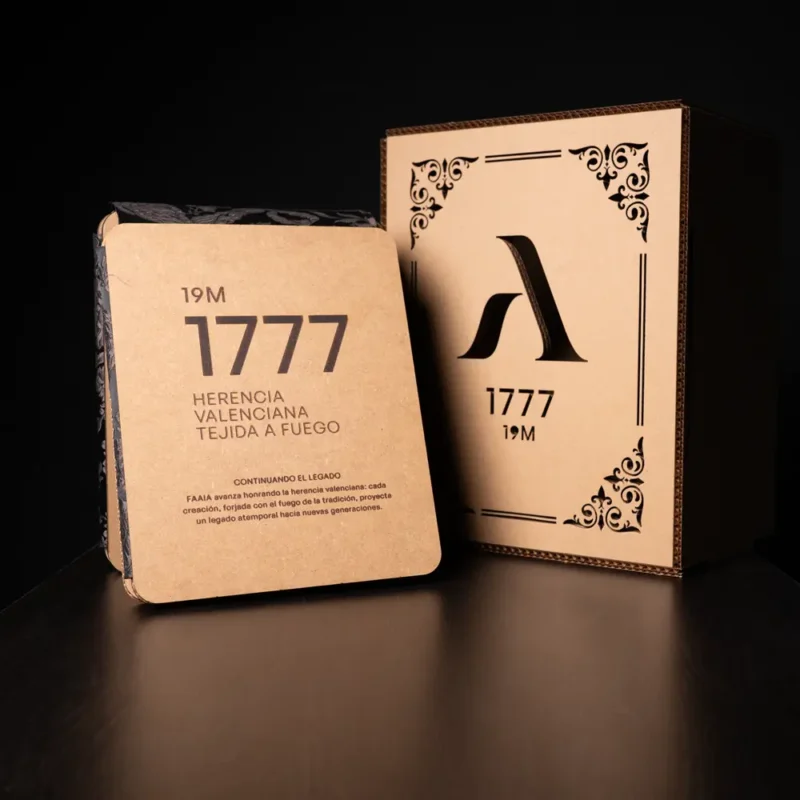 Caja de cartón con textura efecto madera y plegador de ropa Faaia moda.