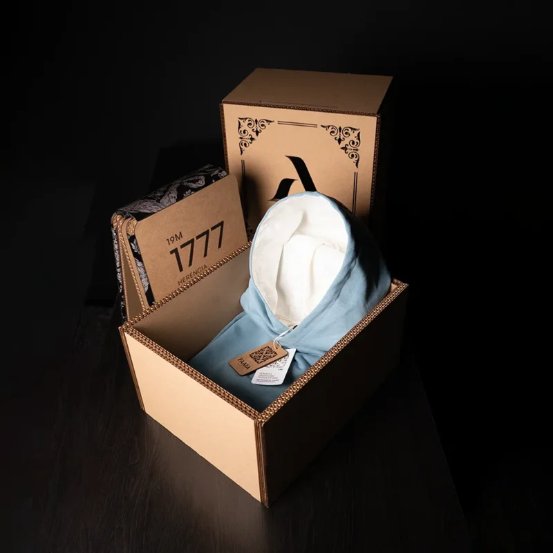 Estuche de madera con textura de madera con sudadera faaia y plegador de ropa.