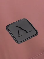 Icono de la marca Faaia aplicada en etiqueta de plastico sostenible con relieve.