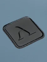 Primer plano de etiqueta de microinyección con el icono en relieve de la marca Faaia.