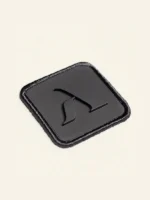 Etiqueta de micro inyección con icono de la marca Faaia moda.