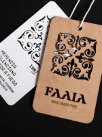 Etiquetas colgantes para el cuella de la marca Faaia con materiales sostenibles exclusivos.