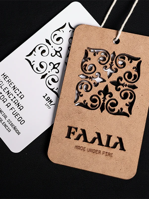 Etiquetas colgantes para el cuella de la marca Faaia con materiales sostenibles exclusivos.